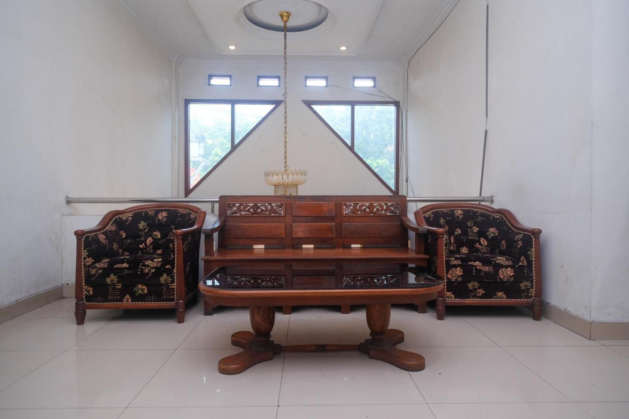 Urbanview Hotel Pondok Anggun Yogyakarta By Reddoorz Maguwo Exterior foto
